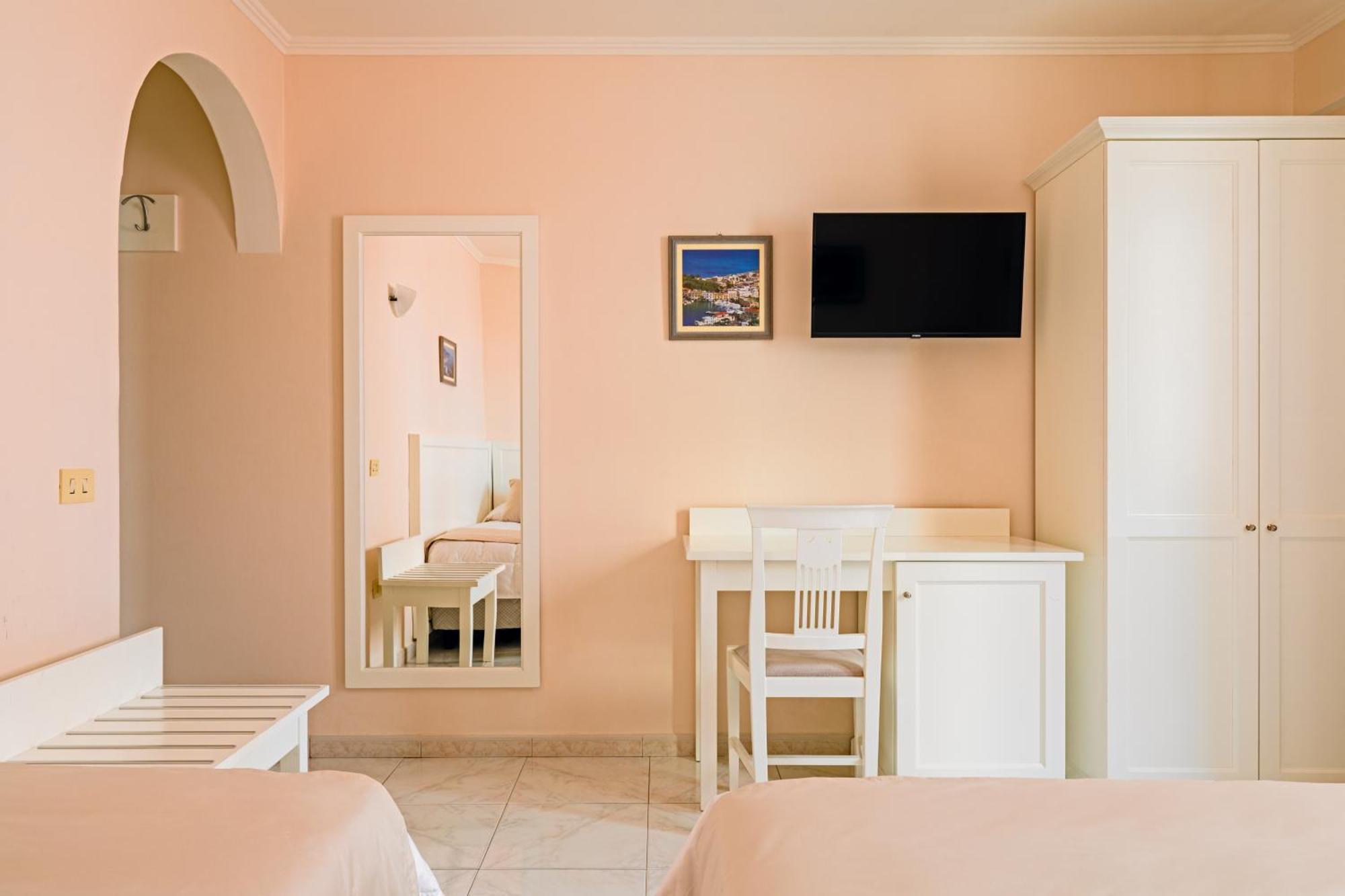 איסקיה Hotel Da Raffaele מראה חיצוני תמונה