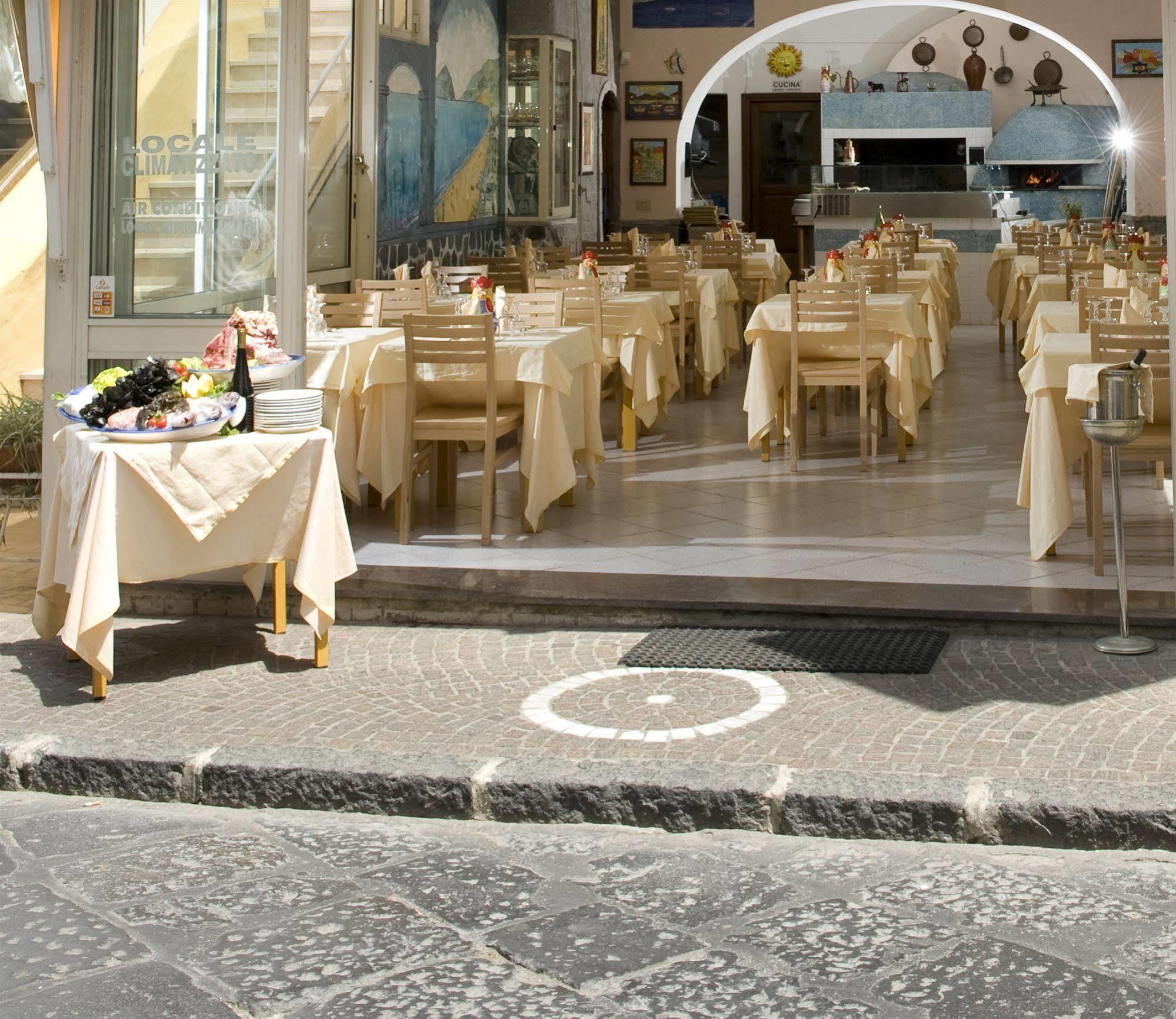 איסקיה Hotel Da Raffaele מראה חיצוני תמונה